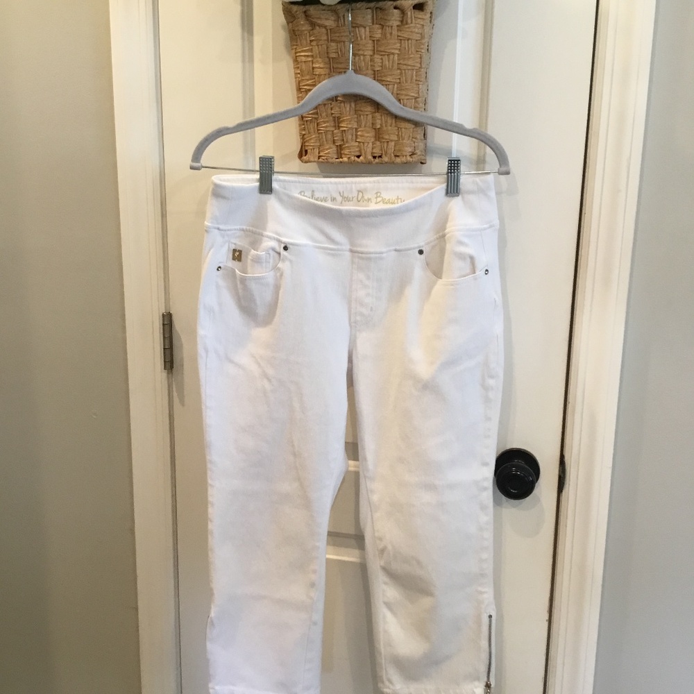 White capri pull on capri pants